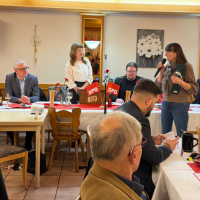 Andrea Bertelshofer bei der Übergabe des Patengeschenks; links im Bild Uwe Kirschstein.